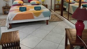 Una camera da letto con un letto, comodini, uno specchio e una panca in legno.