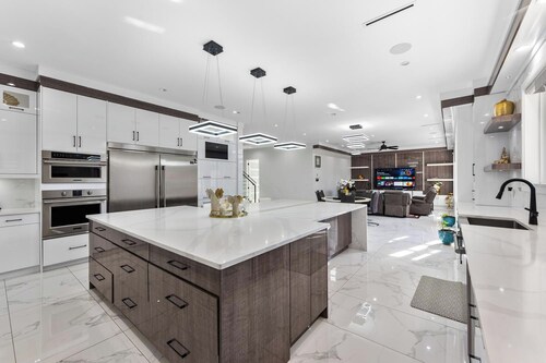 Grand 5BR Luxury Home ! AC and Home Theater