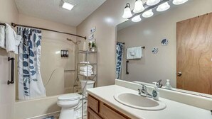 Un bagno moderno con doccia, toilette e lavabo.