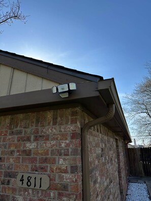 Un bâtiment en briques portant le numéro « 4811 » et doté d’un système de gouttières.