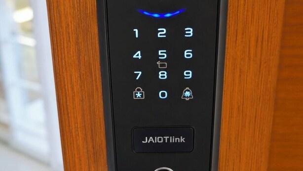 Puukoveen asennettu näppäimistö, jossa on sininen valo, lukon symboli ja JAIOTlink-logo.