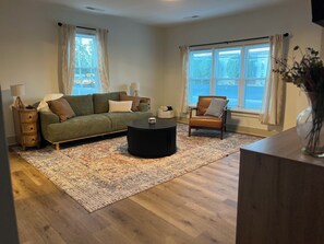 Living area - Stay at the Postmaster in Downtown Bowling Green! (Bowling Green)