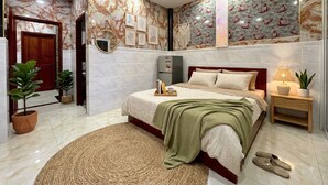 Quarto moderno com uma cama grande, mesas de cabeceira, um espelho e uma parede com padrões decorativos.