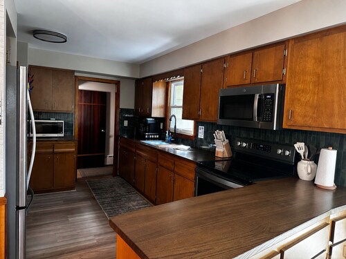 Cozy 3 bedroom house 4 miles from Ely with access to SxS and Snowmobile trails
