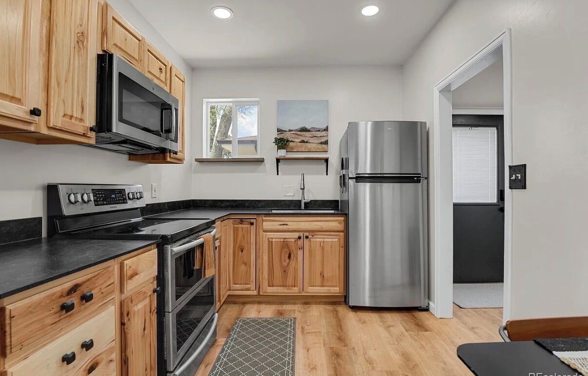 Coffee/tea maker, fridge, microwave, oven