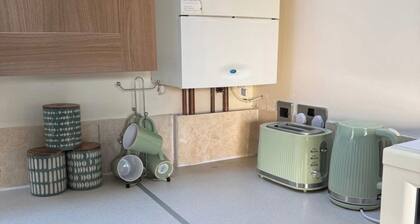 Apartment Sleeps 4 - Free Parking & WiFi