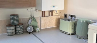 Apartment Sleeps 4 - Free Parking & WiFi