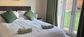 Apartment Sleeps 4 - Free Parking & WiFi