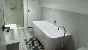 Room, 2 Bedrooms, Patio | Bathroom - Room-comfort on Coutts Way (Palmerston North)