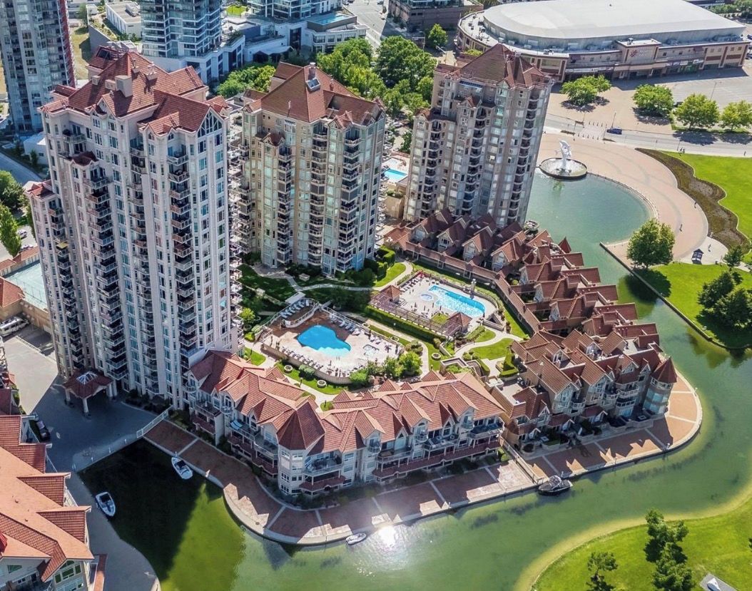 Un ensemble immobilier résidentiel composé d’immeubles de grande hauteur, doté d’une cour intérieure, d’une piscine et d’un port de plaisance.
