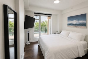 3 bedrooms, WiFi, bed sheets - 3 bedroom downtown condo - sleeps 6 (Kelowna)