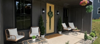 The Carolina Veranda – Elevated Retreat – Sleeps 7 – Near Downtown Greenville