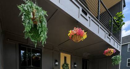The Carolina Veranda – Elevated Retreat – Sleeps 7 – Near Downtown Greenville