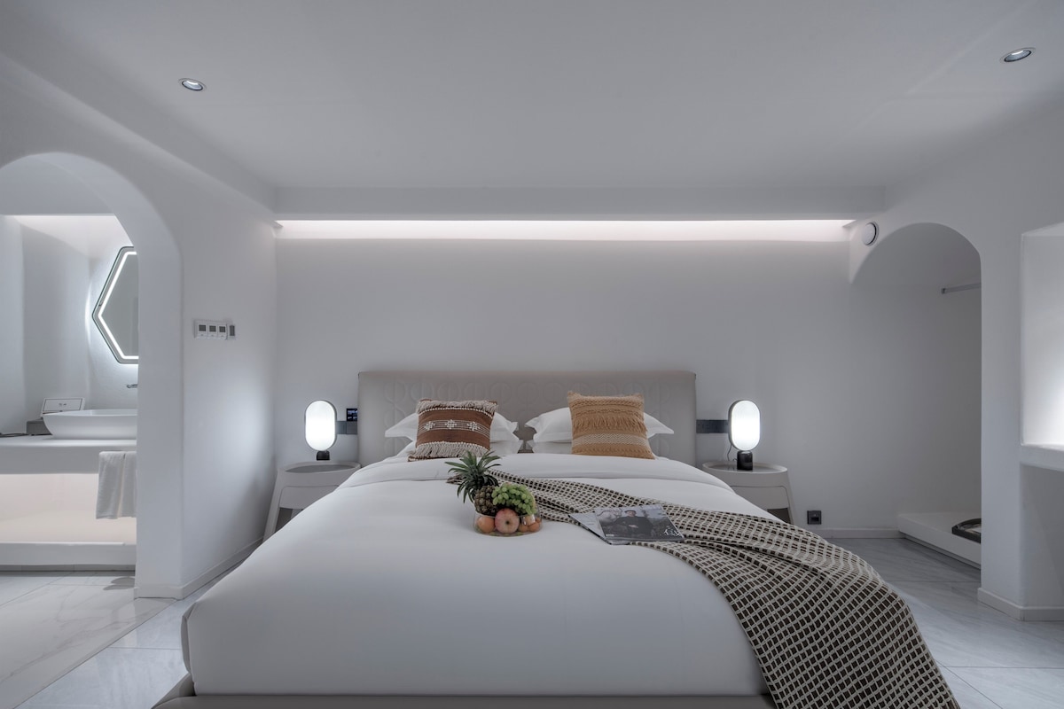 Luxe vierpersoonskamer, patio, uitzicht op meer | Verduisterende gordijnen, gratis wifi