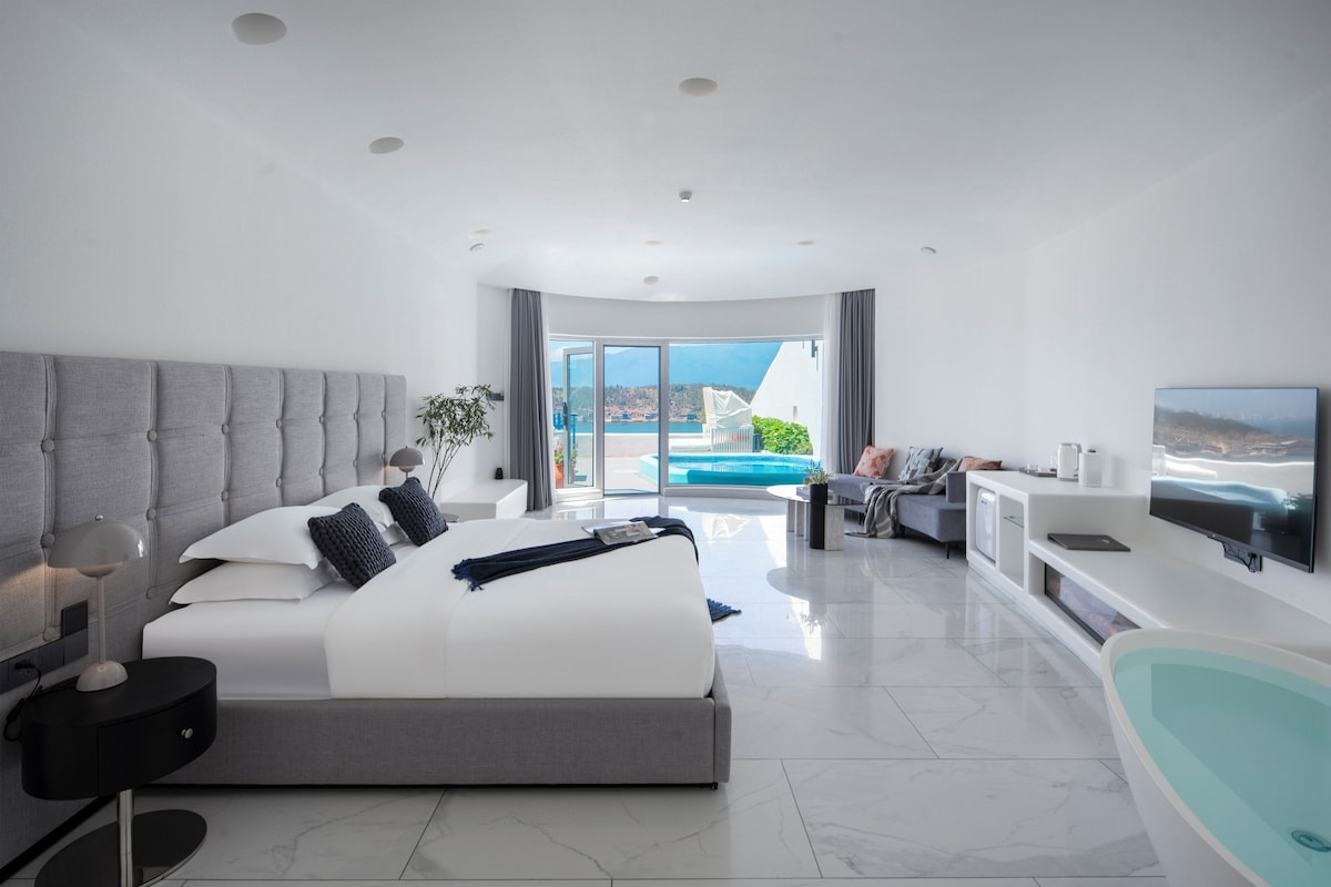 Luxe tweepersoonskamer, patio, uitzicht op meer | Verduisterende gordijnen, gratis wifi