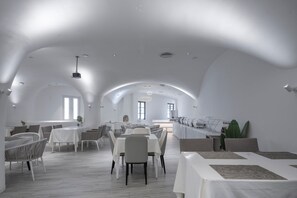A spacious dining area with high ceilings and natural light. - Dali MISTY HAVEN CAVE VILLA (Dali)