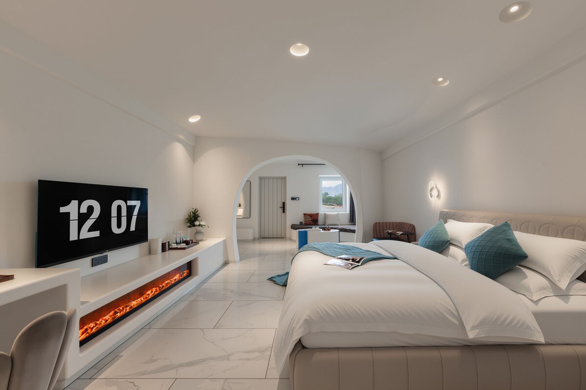 Luxe vierpersoonskamer, patio, uitzicht op meer | Verduisterende gordijnen, gratis wifi