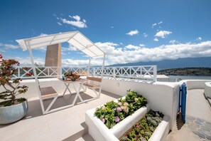 Signature tweepersoonskamer, patio, uitzicht op meer | Buiten dineren