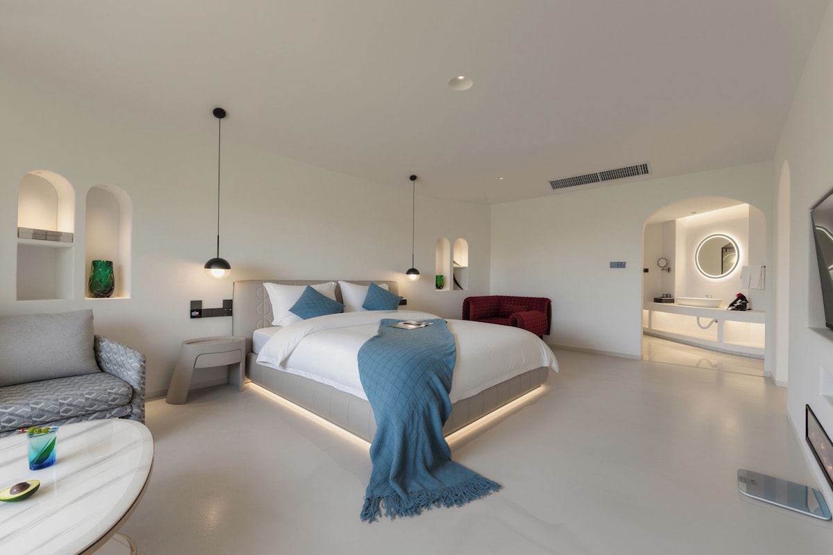 Romantische suite, patio, uitzicht op meer | Verduisterende gordijnen, gratis wifi