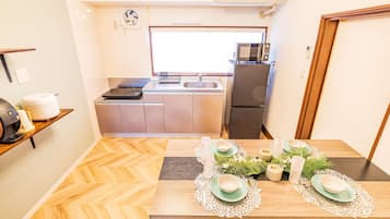 Coffee/tea maker, fridge, microwave, stovetop
