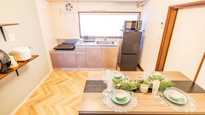 Eine kleine Küche mit Mikrowelle, Herd und Kühlschrank.