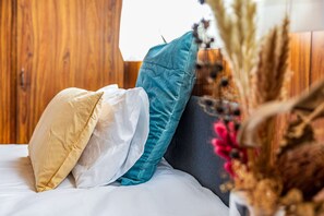 A bed with three pillows in different colors and a vase with dried flowers. - Traditional Japanese-Modern Private House in Nara｜147㎡｜Up to 16 Guests (奈良市)