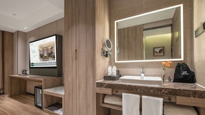 Classic Double Room | Bathroom | Free toiletries, toilet paper - Madison Hotel (Guangzhou)