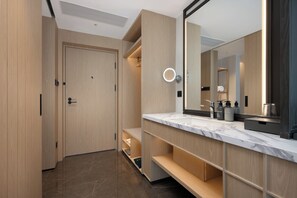 Business Double Room | Bathroom | Free toiletries, towels, shampoo, toilet paper - Madison Hotel (Guangzhou)