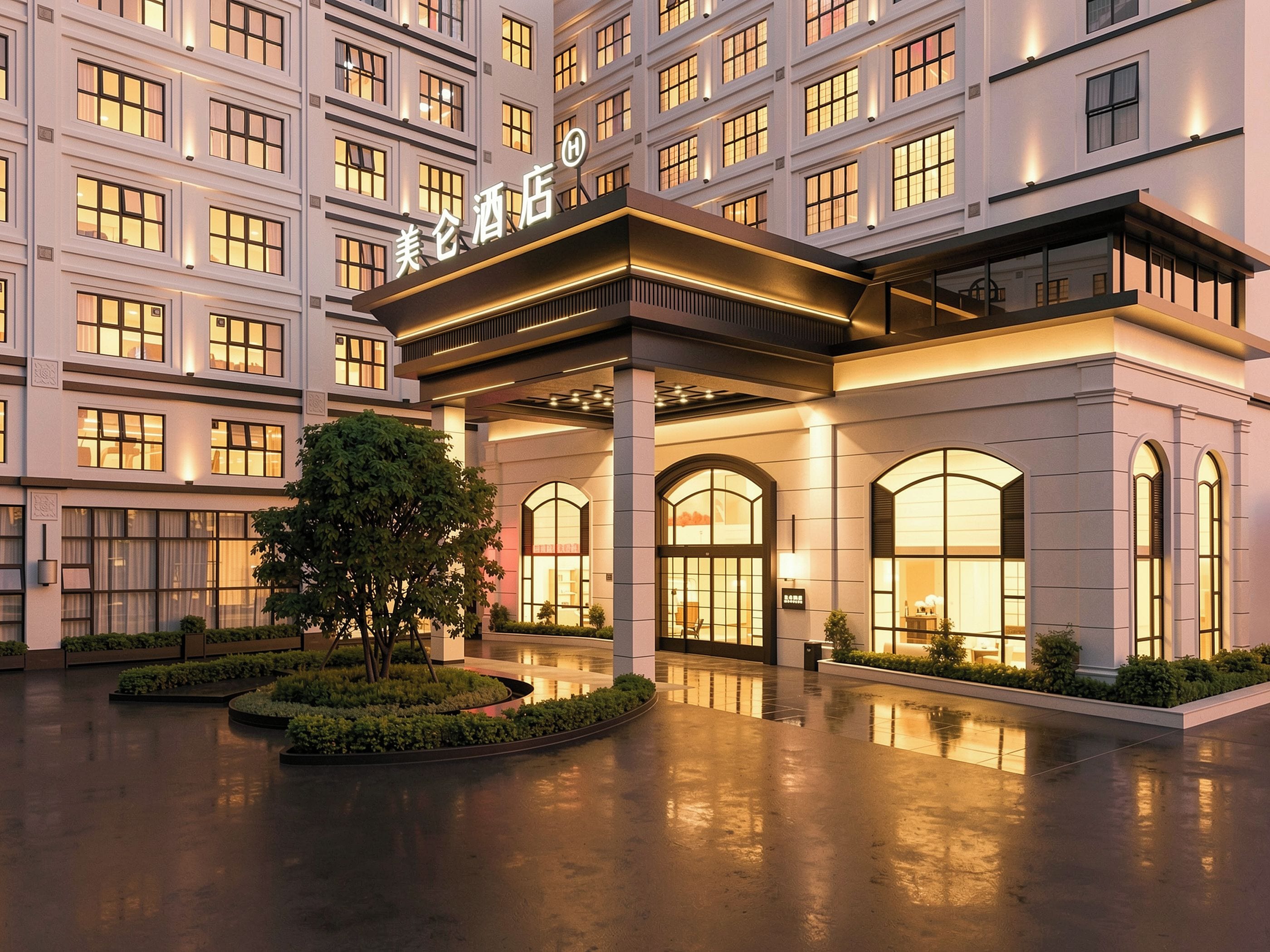 Un hotel con fachada moderna, varias ventanas y una entrada bien iluminada.
