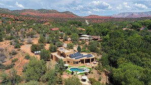Un quartier résidentiel comprenant plusieurs maisons, une piscine et des panneaux solaires.