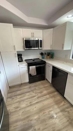 Private kitchen - New! Magical Romantic Zen condo in peaceful Princeville with AC (Princeville)
