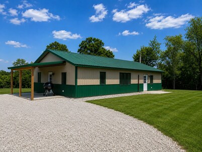 Rustic Cabin Escape in Welcoming Brown County. Reconnect, Relax & Unwind