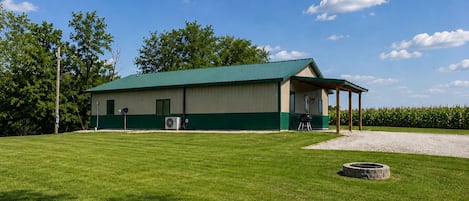 A building with a green roof and a covered outdoor area.