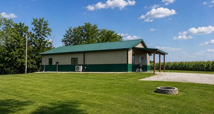 Rustic Cabin Escape in Welcoming Brown County. Reconnect, Relax & Unwind