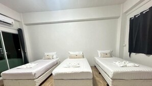 Chambre Triple, balcon | Bureau, espace de travail pour ordinateur portable