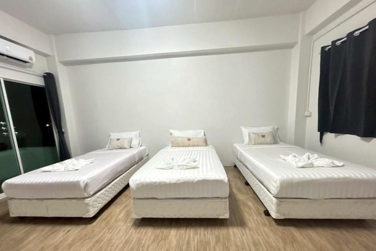 Dreibettzimmer, Balkon | Schreibtisch, laptopgeeigneter Arbeitsplatz