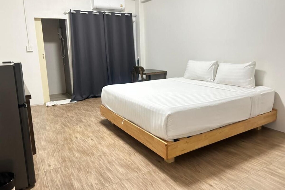 Deluxe-Zimmer, Balkon | Schreibtisch, laptopgeeigneter Arbeitsplatz
