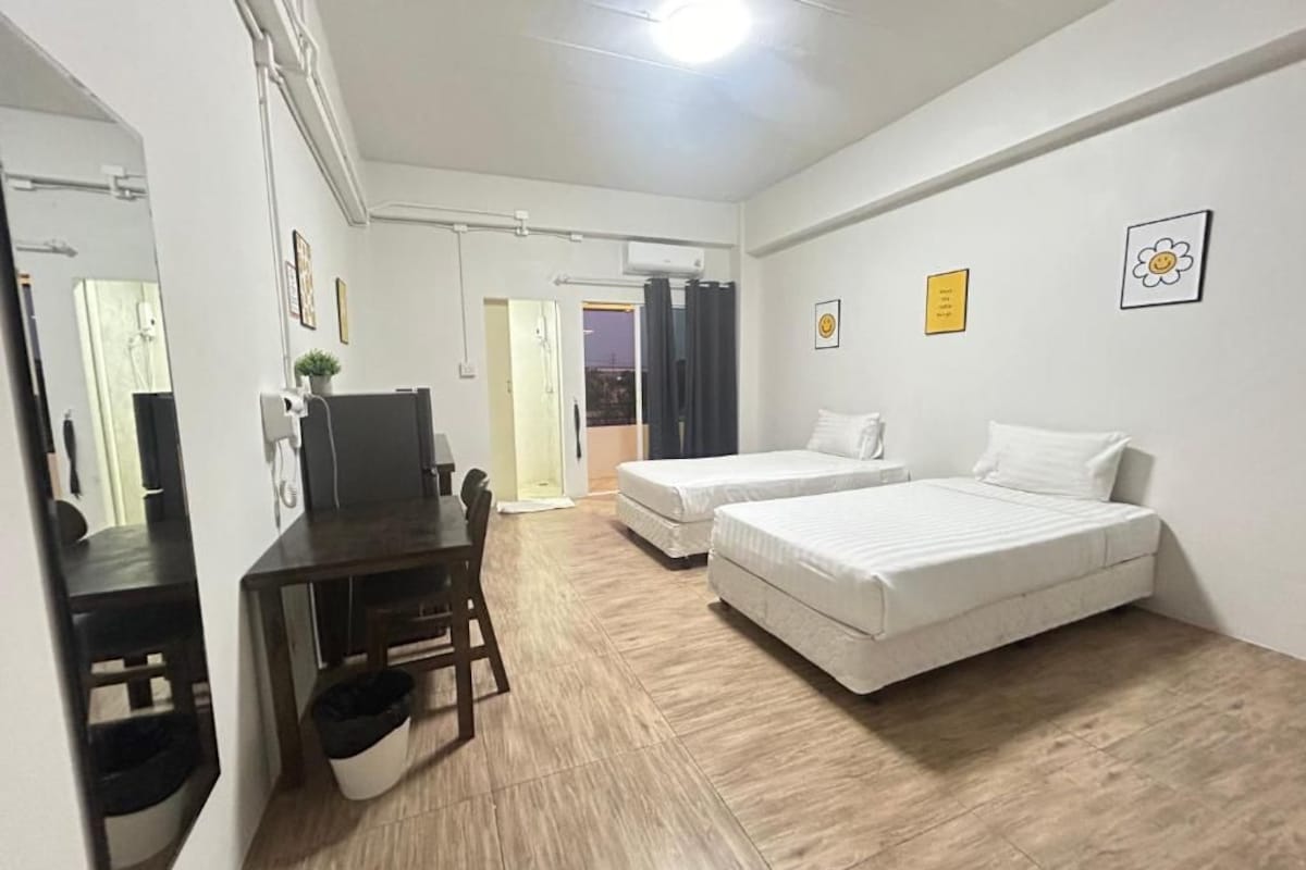 Standard-Doppel- oder -Zweibettzimmer, Balkon | Schreibtisch, laptopgeeigneter Arbeitsplatz