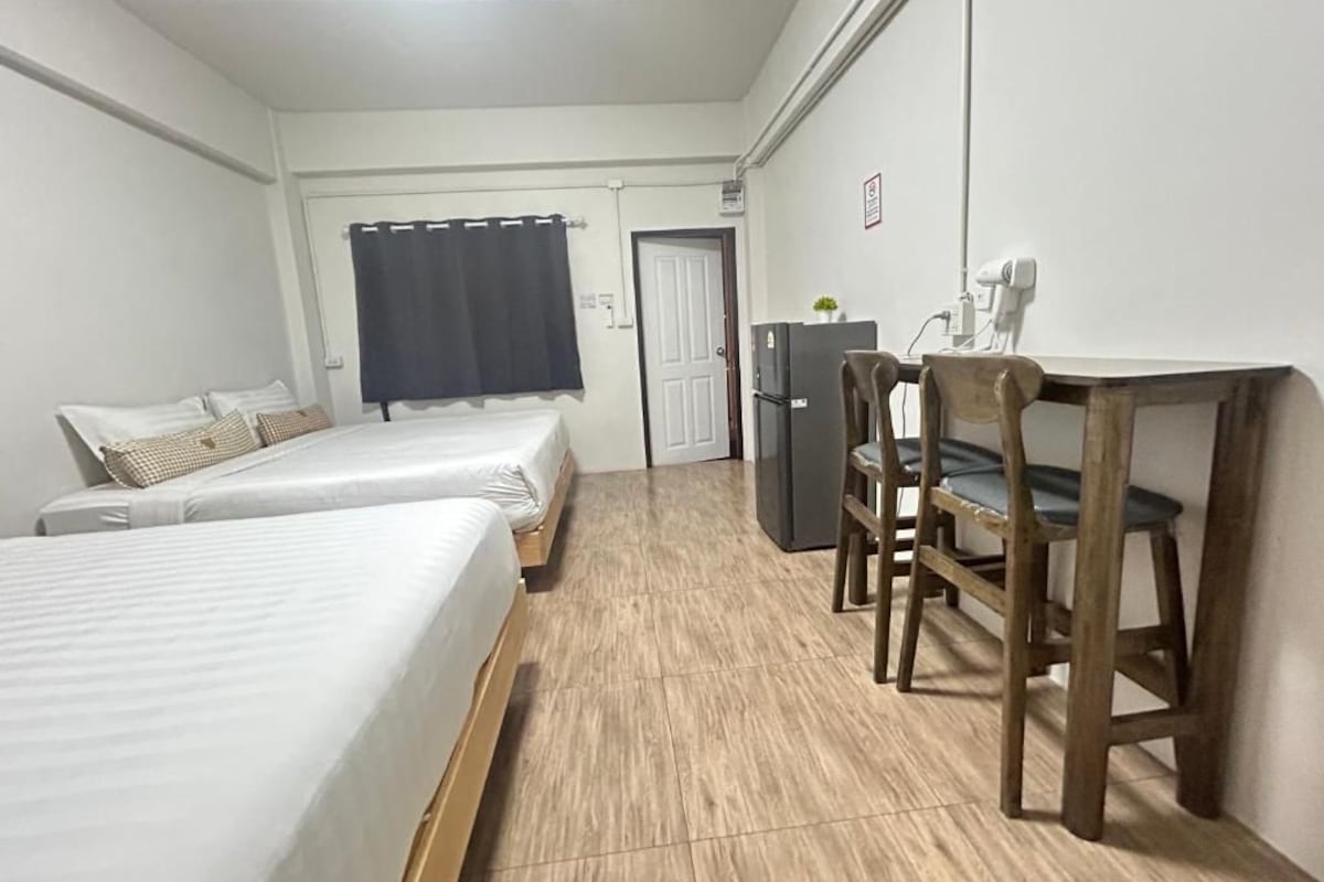 Vierbettzimmer, Balkon | Schreibtisch, laptopgeeigneter Arbeitsplatz