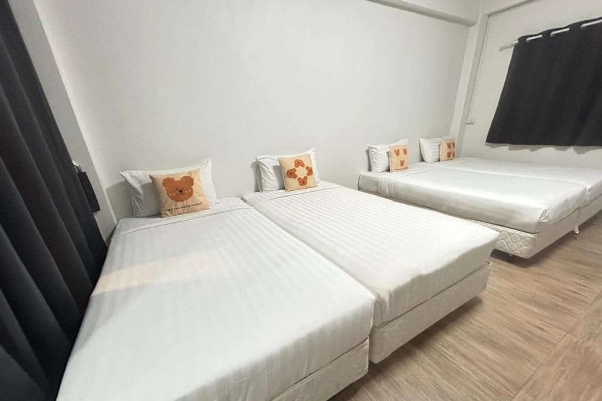 Vierbettzimmer, Balkon | Schreibtisch, laptopgeeigneter Arbeitsplatz