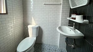 Chambre Familiale, vue lac | Salle de bain | Articles de toilette gratuits