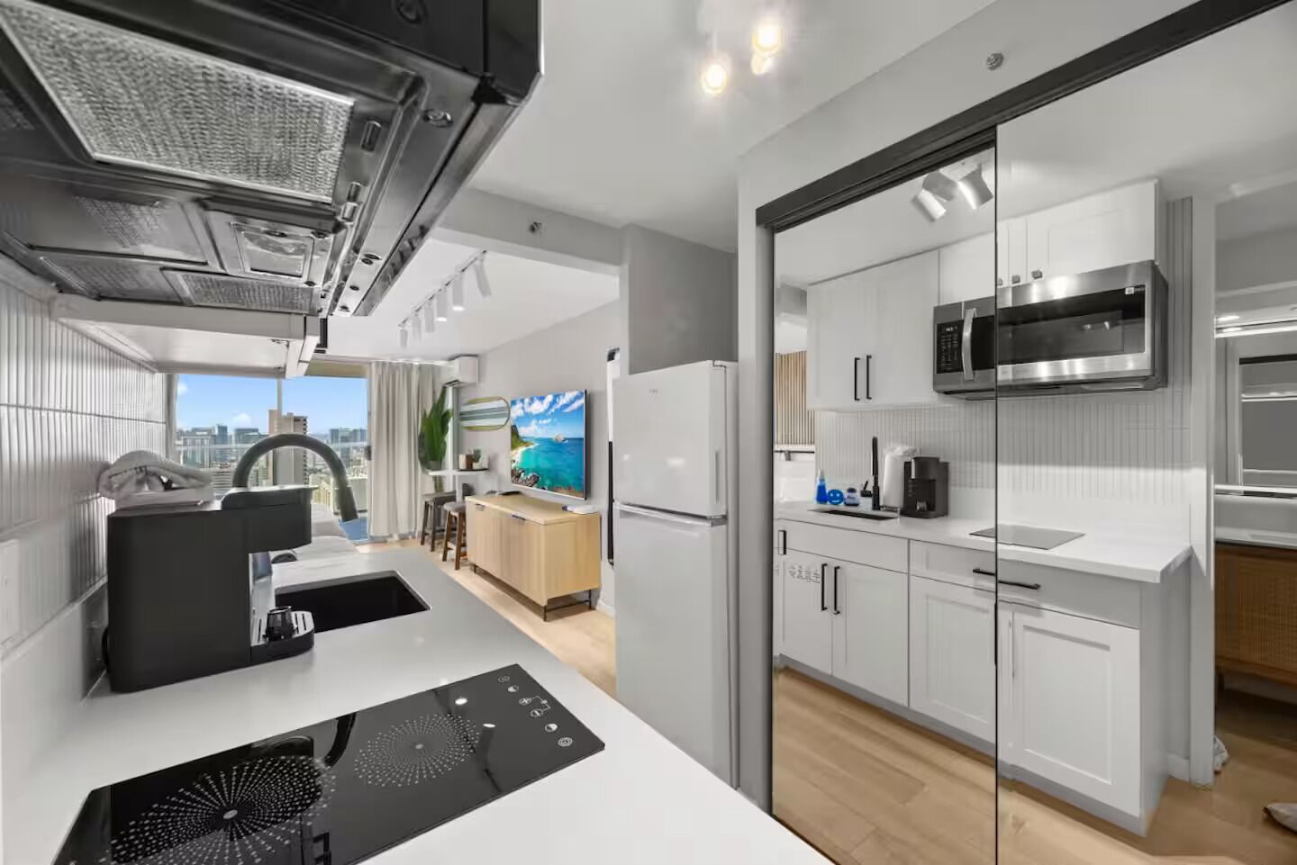 40F-High Floor-Modern Island Studio w/Stunning Ocean & City Views