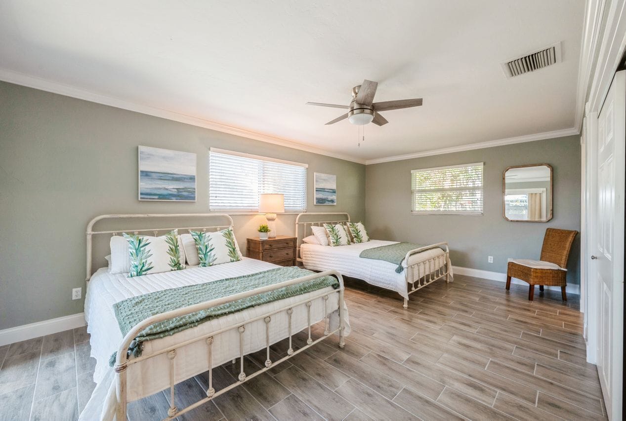 5 bedrooms, iron/ironing board, WiFi, bed sheets