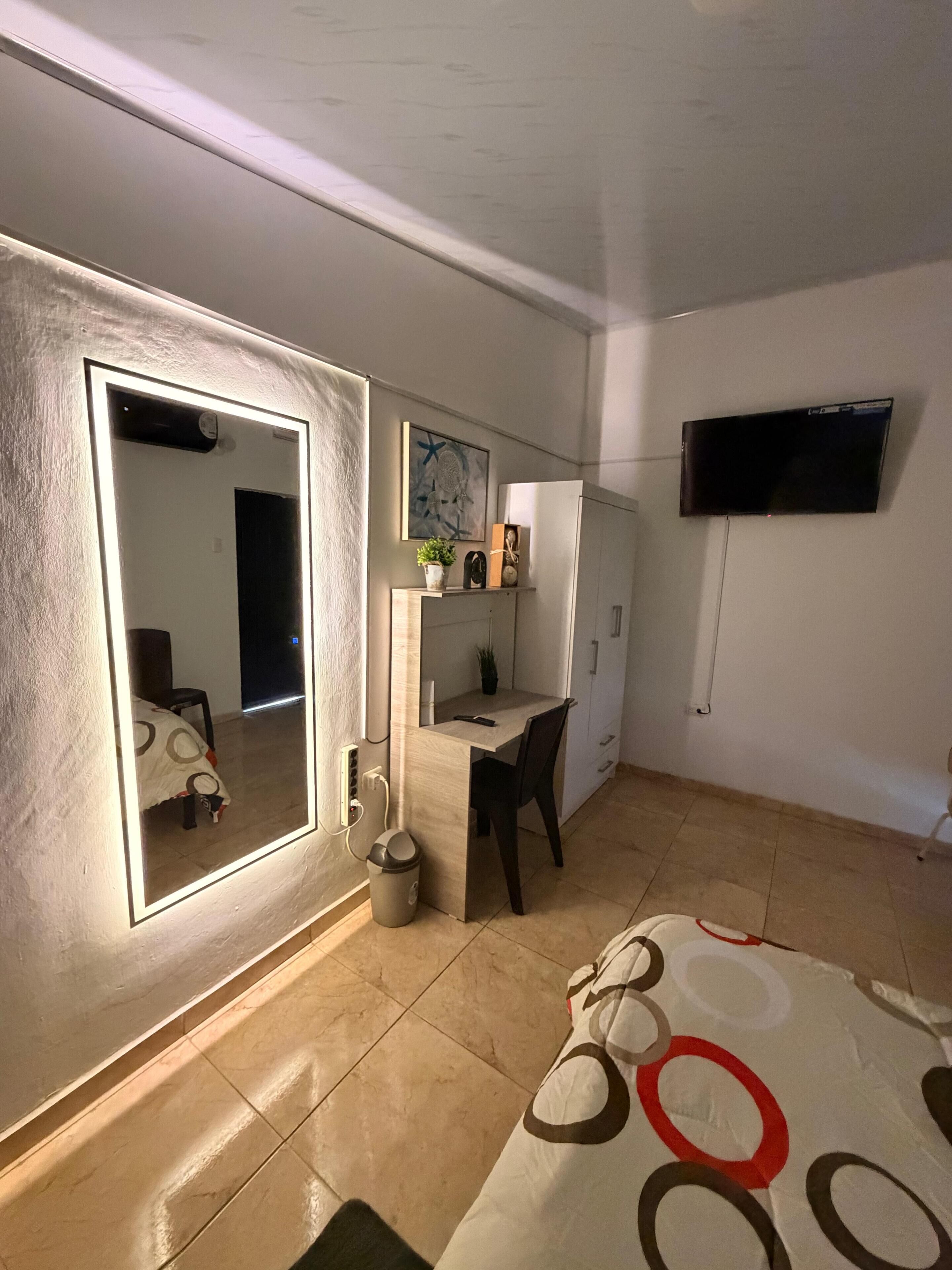 1 quarto, escrivaninha, ferros/tábuas de passar roupa, Wi-Fi de cortesia