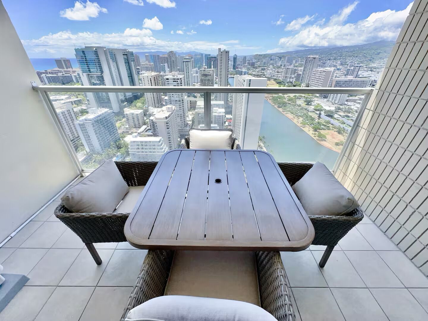 41F-Upscale High Floor- Modern Studio w/Ocean & City Views