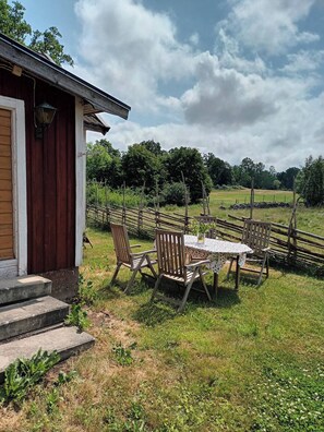 Outdoor dining - Charming Swedish Cottage in Torsås, Småland (Torsås)