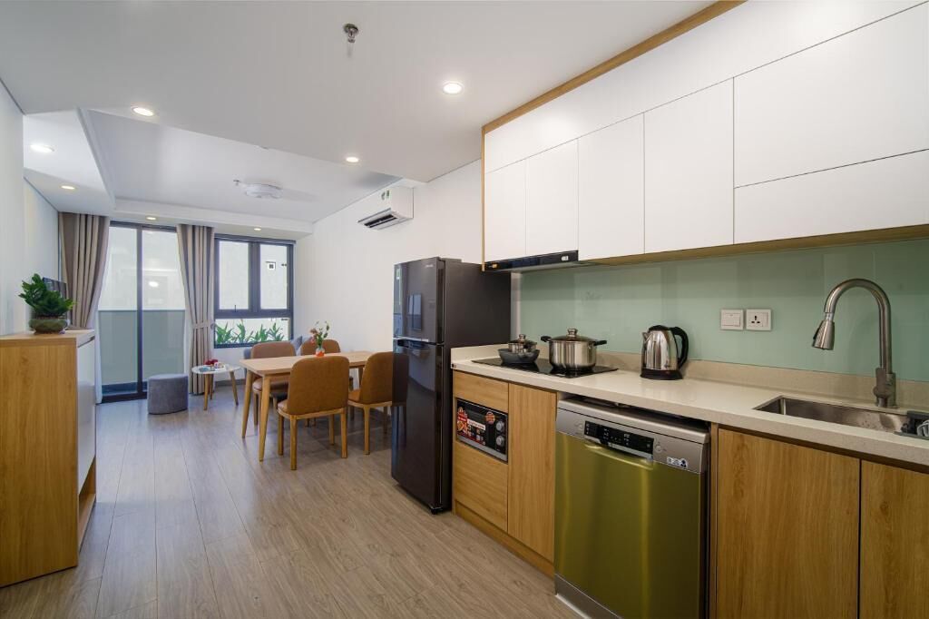 Una cocina moderna con lavavajillas, refrigerador y pileta.
