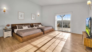 Room - Sol vista villa a Spacious 4-bedroom house, a poolside living above the city. (El Cajon)