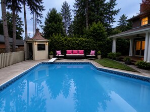 A swimming pool with a wooden deck, a small shed, and a seating area with cushions. - Thornhill Luxury Retreat | Perfect for Families, Groups & Business Travellers (Markham)