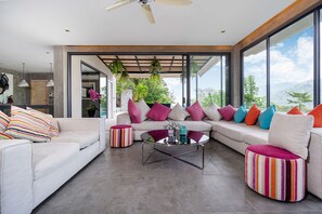Una sala moderna con un sofá modular, otomanas y una mesa de centro.